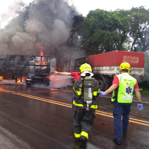 Duas pessoas morrem carbonizadas em colisão na BR-282 entre SMO e Maravilha