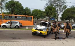 VÍDEO: Carro da PM capota após motorista perder controle no PR