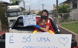 Vídeo: Professora de Mondaí se fantasia para visitar e entregar lembranças aos alunos