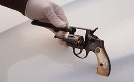 Polícia cumpre mandados e prende homem por posse irregular de arma de fogo