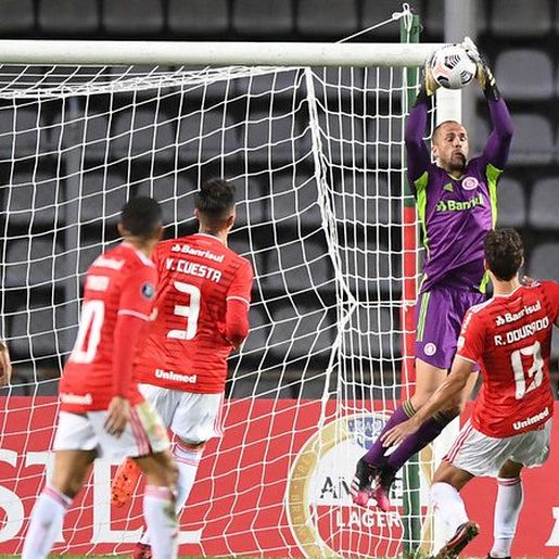 Com falhas grotescas, Inter leva virada e perde para o Táchira na Libertadores