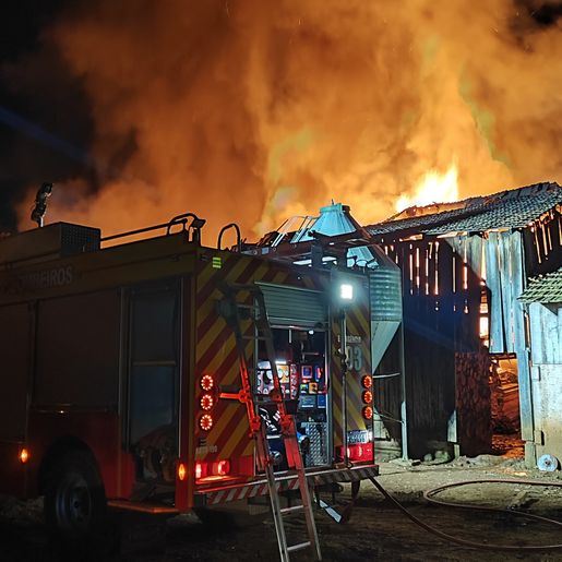 Incêndio destrói galpão de madeira no interior de Dionísio Cerqueira