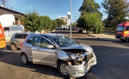 Colisão entre carro e caminhonete deixa passageira ferida no centro