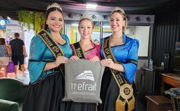 Soberanas da 11ª Efrait visitam estande da Rádio Itapiranga