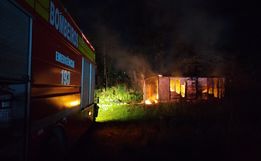 Baú de caminhão abandonado pega fogo em terreno baldio em São Lourenço do Oeste