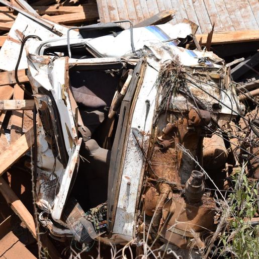 Caminhão carregado de madeira capota em rodovia de SMOeste e deixa dois feridos
