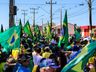 VÍDEO: Dezenas de pessoas participam de ato em frente ao 14º RCMec