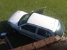 Carro sai da pista, cai de muro e para em campo de futebol em Mondaí
