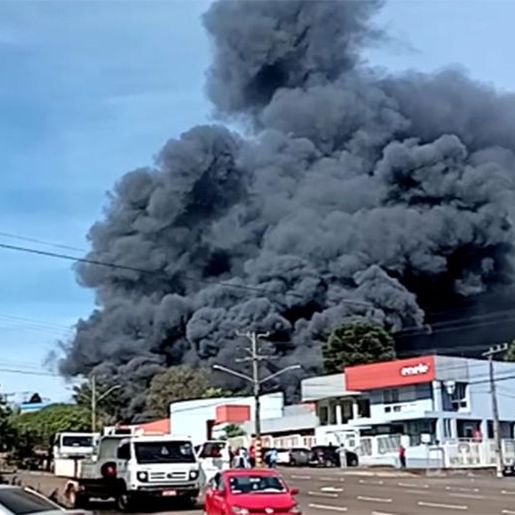 VÍDEO: Incêndio de grandes proporções atinge indústria em São Lourenço do Oeste 