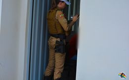 Condutor embriagado se envolve em acidente, foge do hospital, mas acaba preso