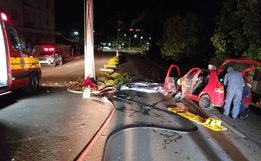 Motorista alcoolizado colide veículo em poste e deixa parte da cidade sem energia