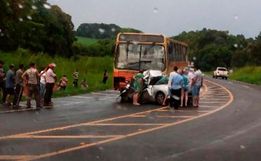 Cinco pessoas morrem em acidente entre carro e ônibus