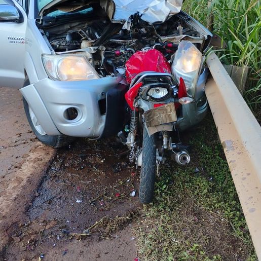 Colisão entre carro e moto deixa um morto e duas pessoas feridas em Mondaí