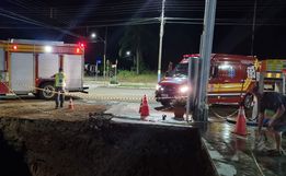 Idosa fica ferida ao cair em fosso de tanque de combustível
