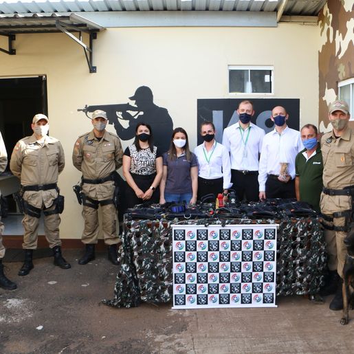 Sicredi entrega materiais para Canil em São Miguel do Oeste