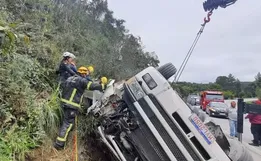 Caminhão capota e interrompe totalmente o trânsito na BR-282 em Rancho Queimado