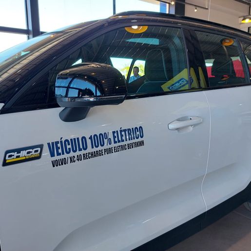 Chico Automóveis apresenta carro elétrico na loja de Iporã do Oeste