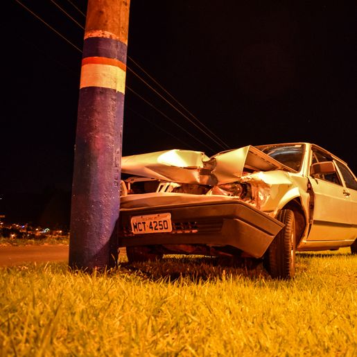 VÍDEO: Condutor colide com o carro em caminhão e depois em poste