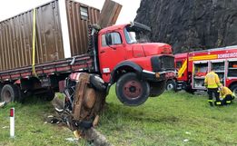 Caminhão passa por cima de veículo e deixa uma pessoa morta 