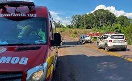 Colisão de carro e camionete deixa dois feridos entre Belmonte e Santa Helena