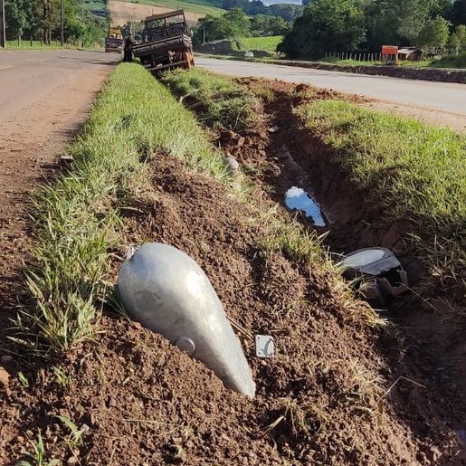 Problema mecânico faz motorista perder controle da direção de caminhão 