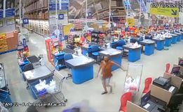 VÍDEO: Prateleiras desabam em supermercado e deixam um morto e feridos