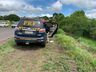 Veículo sai da pista após condutor tentar desviar buraco na BR-163
