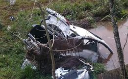 Carro cai em córrego, afunda e motorista é achado morto no veículo em SC