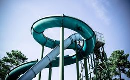Parque aquático vai indenizar modelo que se machucou em tobogã