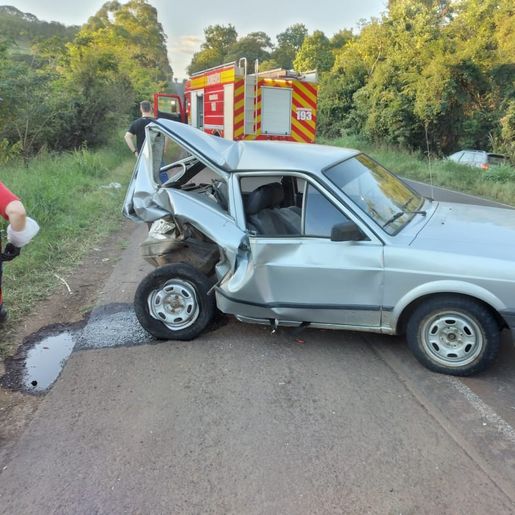 Acidente entre dois veículos deixa caroneira ferida na BR 163 