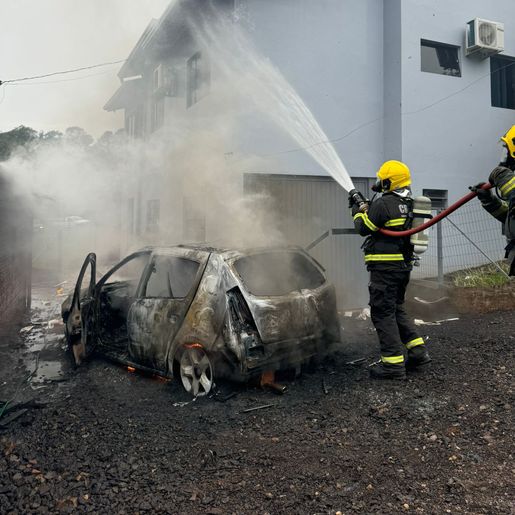 Carro é destruído por incêndio no interior de Mondaí