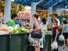 Feirantes iniciam comercialização de produtos na Área coberta da Praça Central 