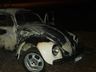 Fusca é destruído por incêndio durante a madrugada 