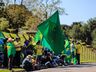 VÍDEO: Dezenas de pessoas participam de ato em frente ao 14º RCMec