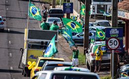 Ao som do Hino Nacional manifestantes realizam parada no trevo da BR-282 