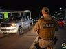 Embriagado e fora da faixa homem bate em camionete 