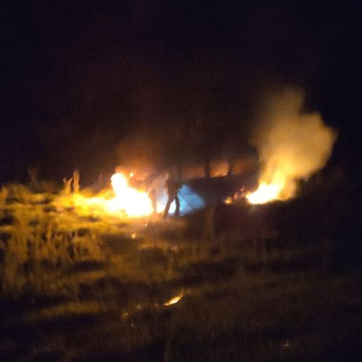 Micro-ônibus pega fogo após capotar em ribanceira de 70 metros em Tunápolis 