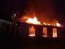Bombeiros combatem incêndio em residência no interior de Riqueza