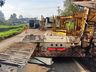 Carreta carregada de leite tomba à margem da pista de desvio na BR 163, em São José do Cedro