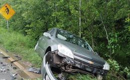 Dois veículos colidem de frente na SC-305