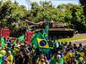 VÍDEO: Dezenas de pessoas participam de ato em frente ao 14º RCMec