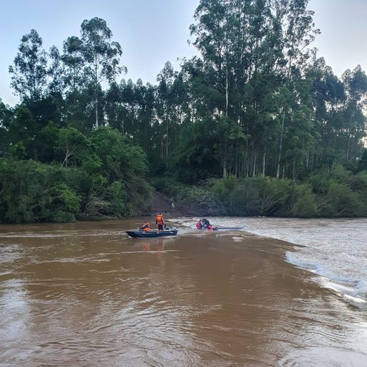 Barco encalha no rio das Antas e ocupantes são resgatados pelos Bombeiros 