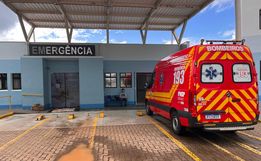 Queda de bicicleta seguida de choque contra pilar deixa adolescentes feridas em SMO 