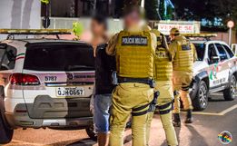 Autor de tentativa de furto a farmácia é localizado pela PM, resiste a prisão e danifica viatura