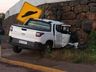 Motorista fica gravemente ferido após bater carro em muro de pedras