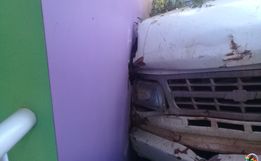 Veículo sai da pista e atinge residência no interior de Itapiranga