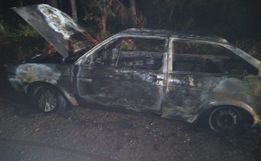 Carro é destruído com indícios de incêndio criminoso no interior