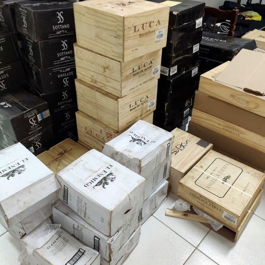 PRF apreende vinho argentino importado irregularmente na BR 282 em Maravilha