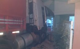 Carreta invade e destrói residência em bairro de Xanxerê
