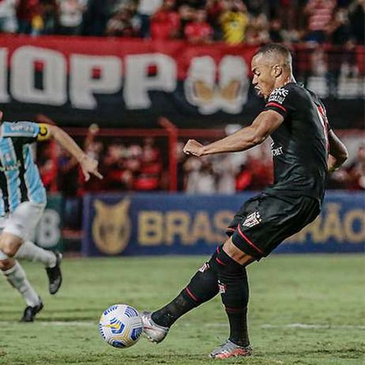 Grêmio leva 2 a 0 do Atlético-GO e perde nova chance de sair do Z-4 